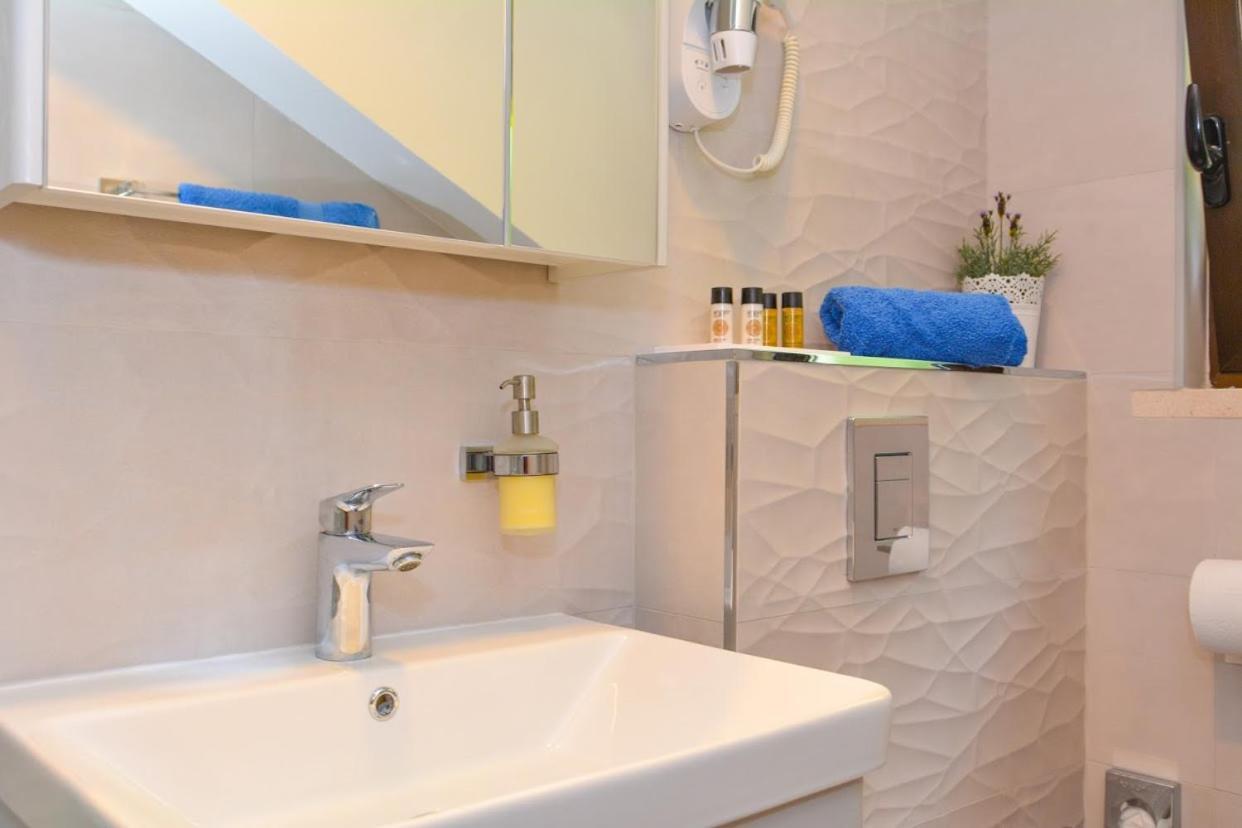 Apartment And Room Sveti Jakov 두브로브니크 외부 사진