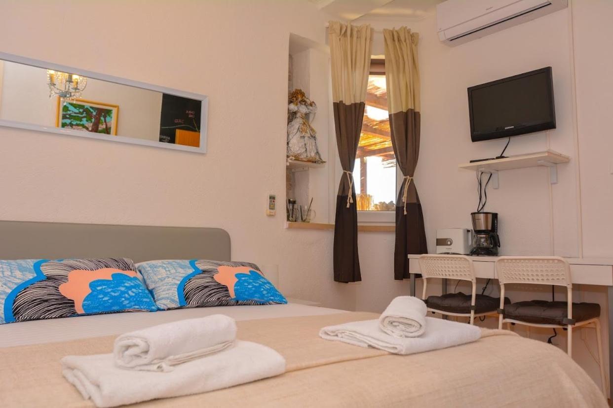 Apartment And Room Sveti Jakov 두브로브니크 외부 사진