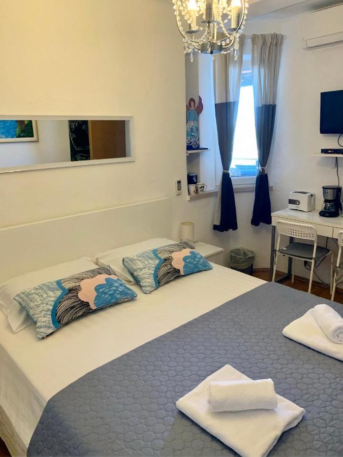 Apartment And Room Sveti Jakov 두브로브니크 외부 사진